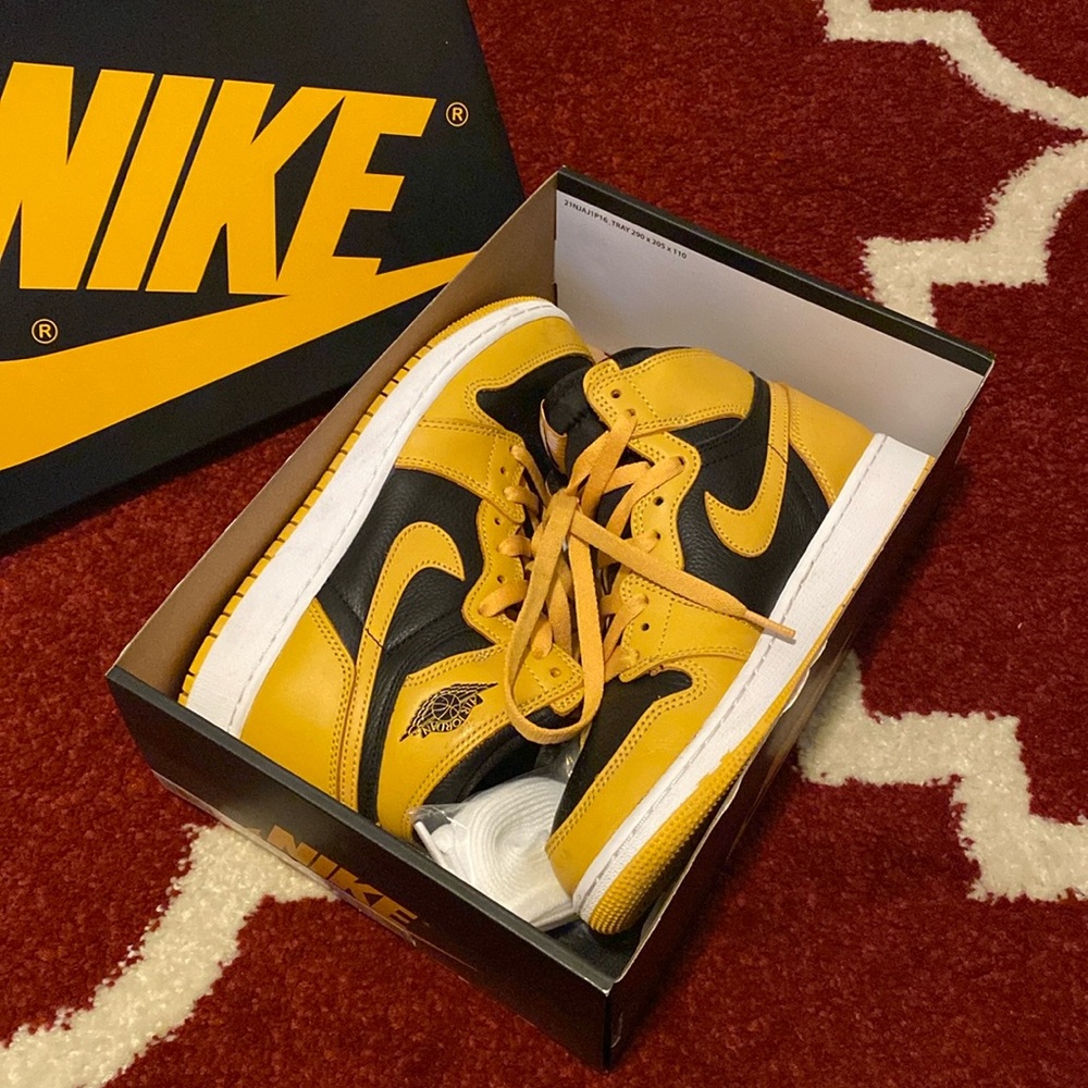 Air Jordan 1 Retro High OG 
51/2 
🟡⚪️⚫️